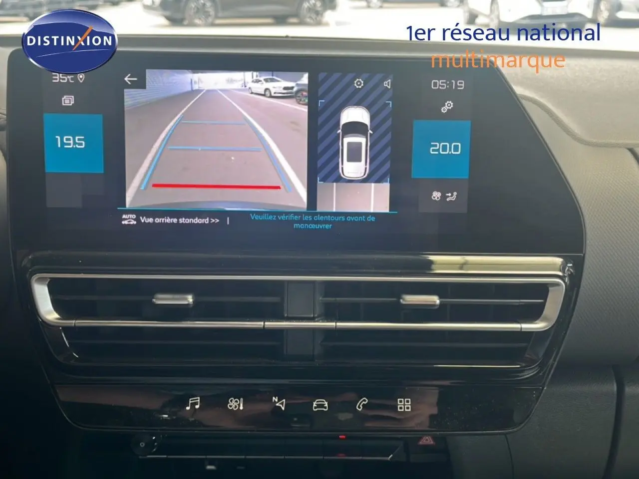 Vue intérieure du tableau de bord du Citroën C5 Aircross noir métal, écran tactile affichant la caméra de recul et la climatisation.