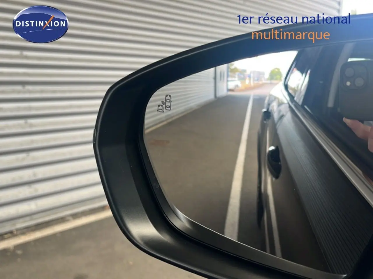 Rétroviseur côté gauche d'une Citroën C5 Aircross noir métal 2025, avec détection d'angle mort visible.