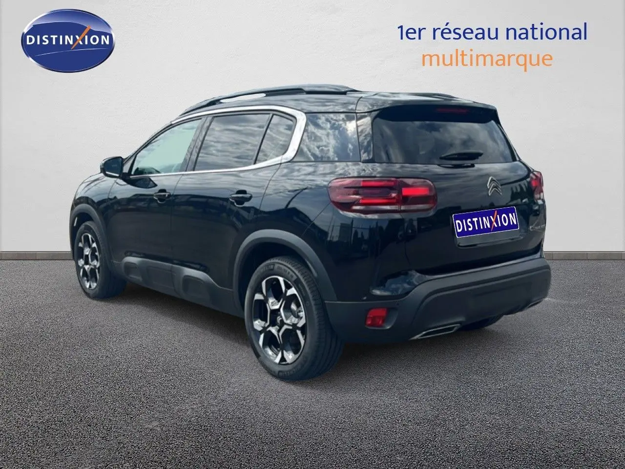 Citroën C5 Aircross noir métal en 3/4 arrière droit, soulignant ses jantes et son design compact SUV.
