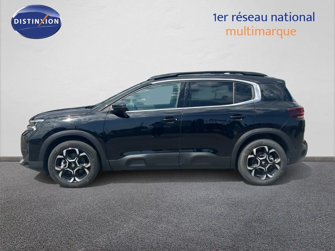 Profil côté gauche du Citroën C5 Aircross noir métal 2025, SUV hybride avec jantes bicolores distinctives.