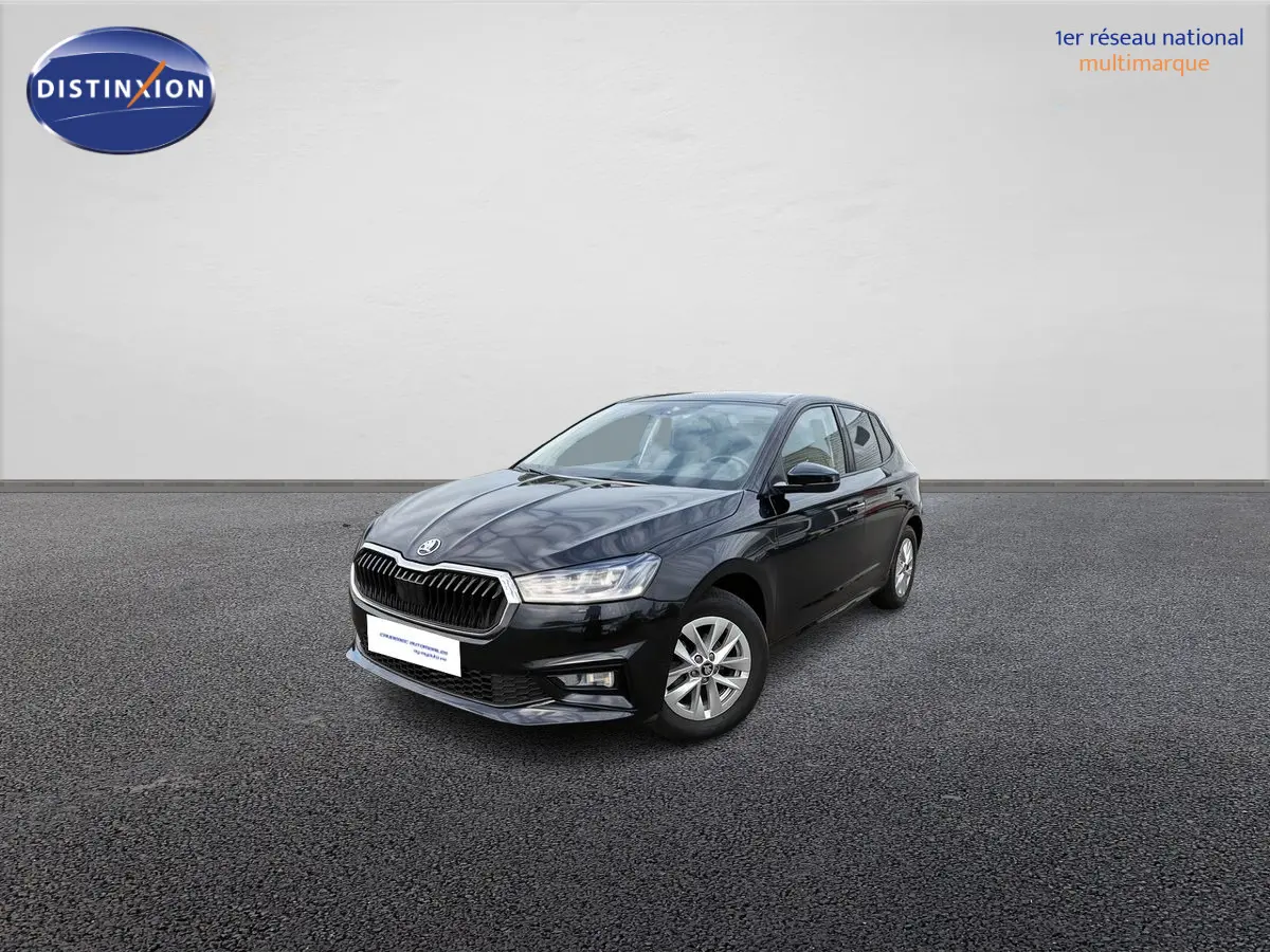 Skoda Fabia noire vue en 3/4 avant droit, avec jantes alliage argent et calandre chromée.