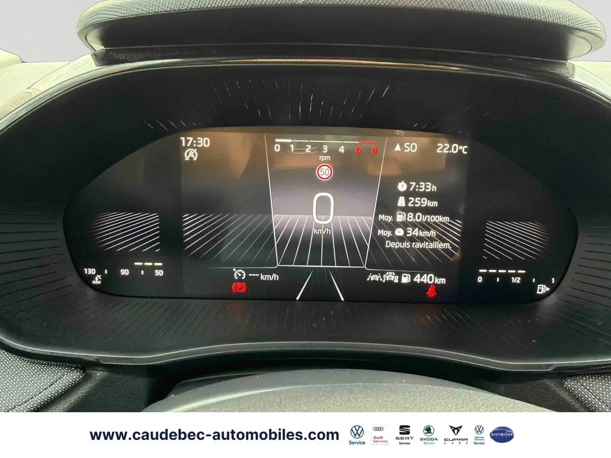 Affichage numérique du tableau de bord de la Skoda Fabia 2025, vue frontale, avec informations de conduite et vitesse à 0 km/h.