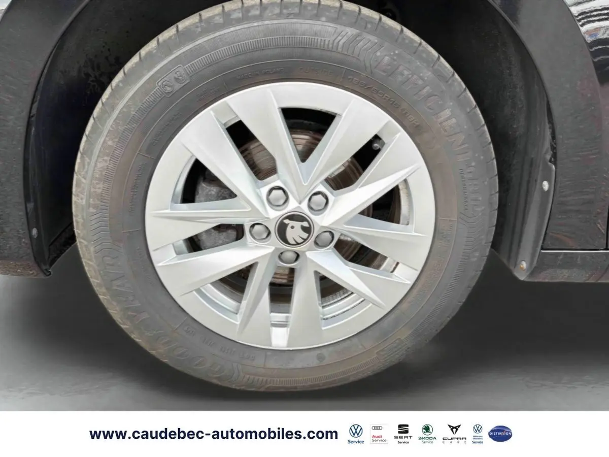 Gros plan sur la roue avant droite d’une Skoda Fabia noire avec jante alliage argent 15 pouces.