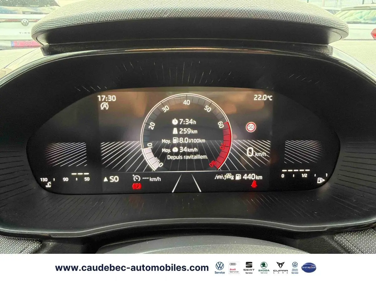 Vue rapprochée du tableau de bord numérique de la Skoda Fabia 2025, affichant les informations de conduite en mode essence.