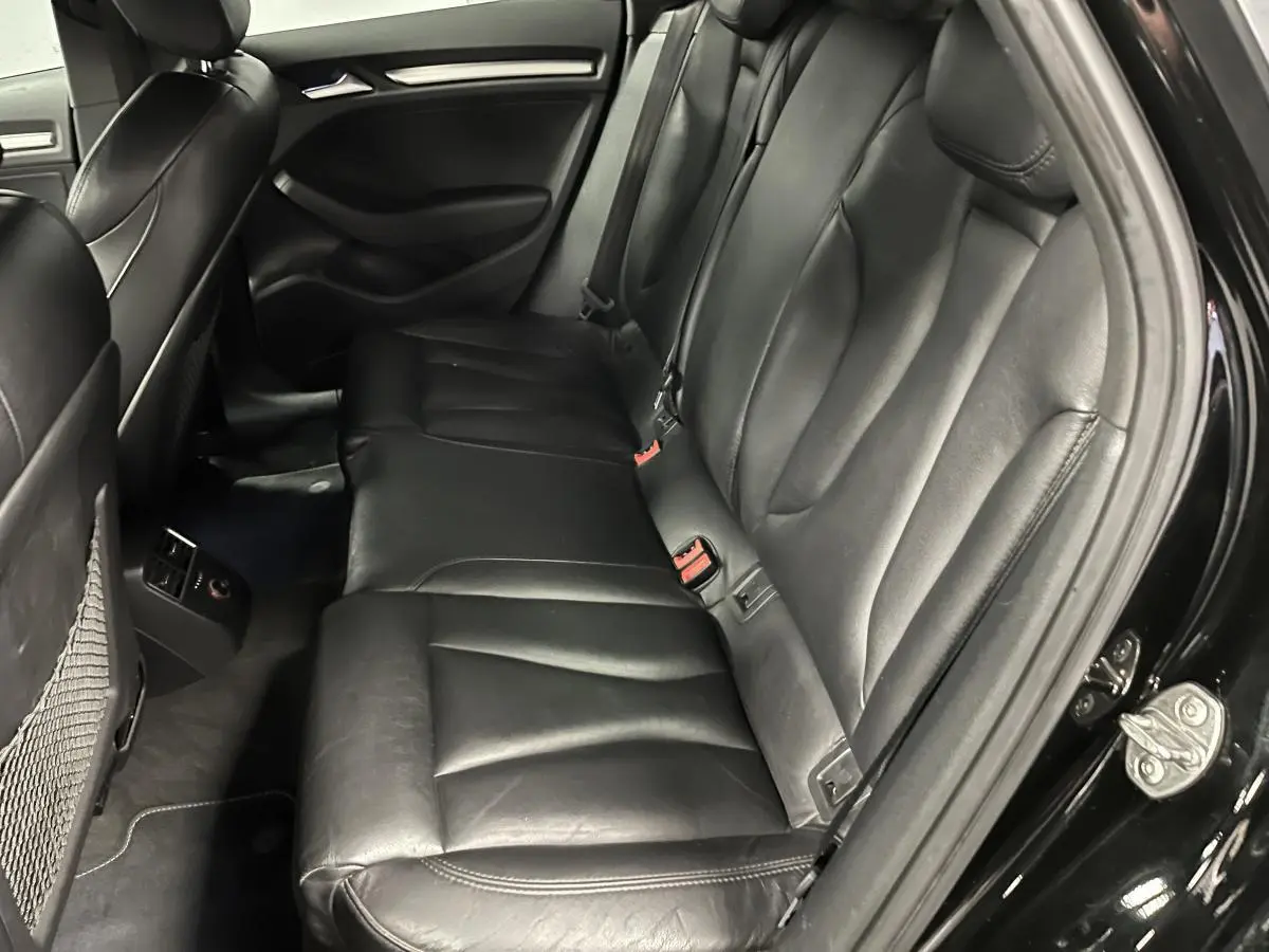 Vue côté droit de la banquette arrière en cuir noir de l'Audi A3 1.4 TFSI e-tron S line 2015 avec sellerie cuir.
