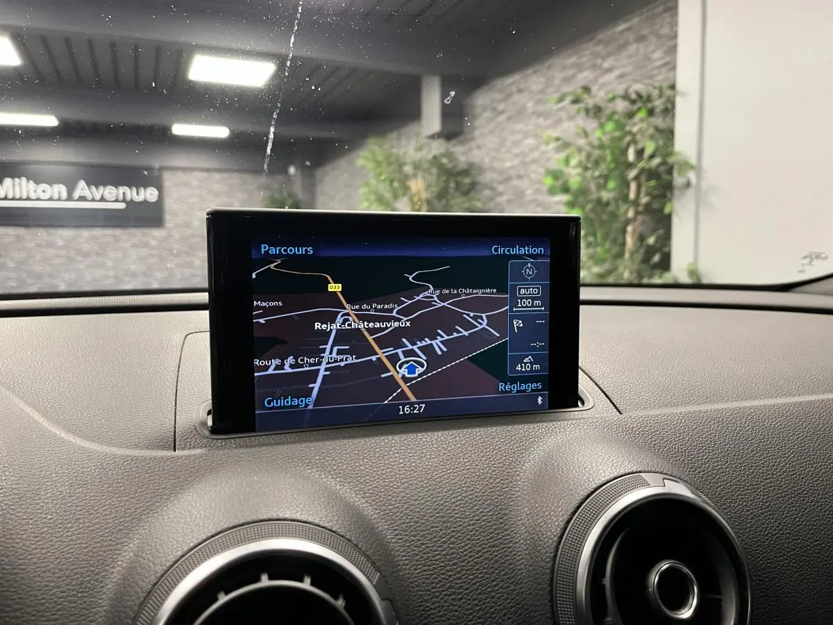 Écran MMI GPS Plus affichant la navigation sur le tableau de bord d'une Audi A3 1.4 TFSI e-tron S line noire.