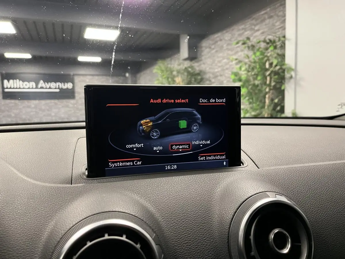 Écran central du tableau de bord d'une Audi A3 1.4 TFSI e-tron S line affichant le mode de conduite dynamic.