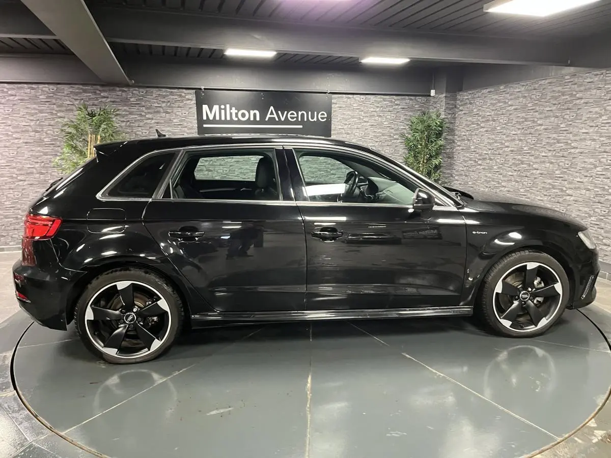 Audi A3 1.4 TFSI e-tron S line noire vue de profil côté gauche avec jantes noires polies 18 pouces