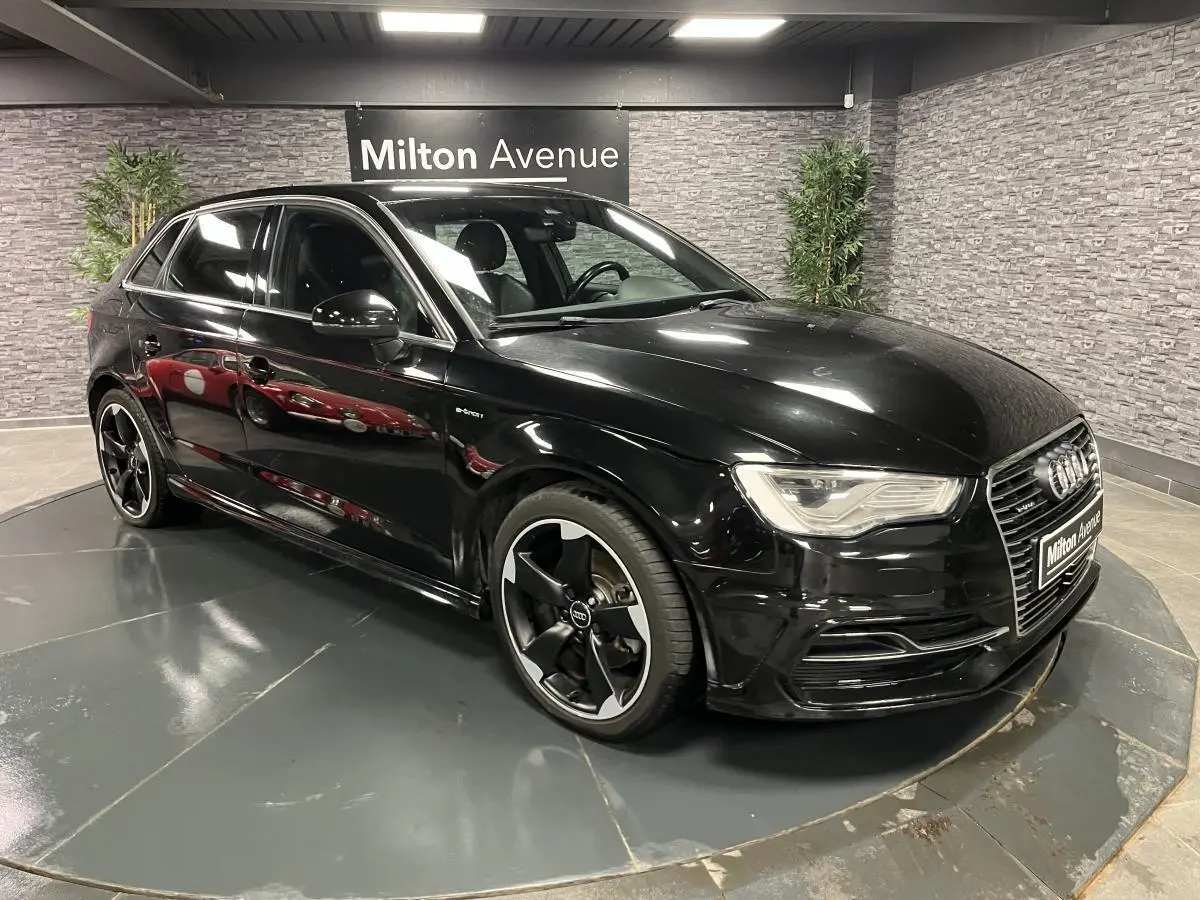 Audi A3 1.4 TFSI e-tron S line noire vue 3/4 avant droit avec jantes noires brillantes 18 pouces