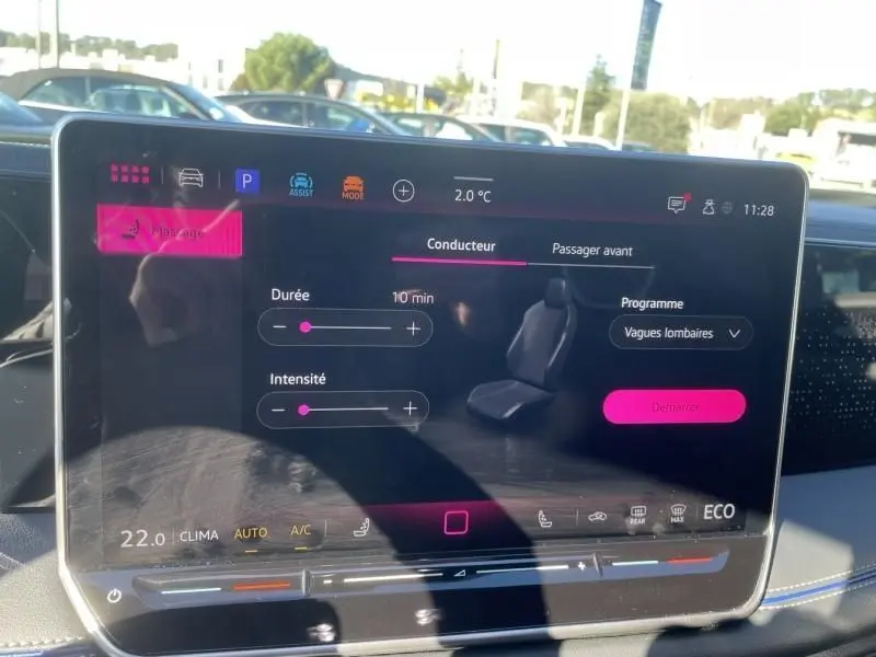 Écran tactile intérieur du Volkswagen Tiguan 1.5 eHybrid 2025 montrant les réglages de massage des sièges conducteur en mode clair.