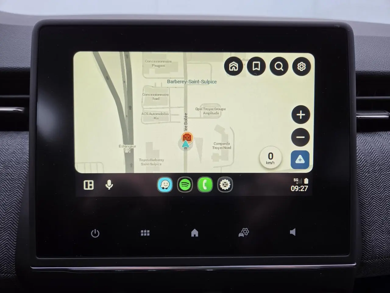 Écran tactile central de la Renault Clio 2025 affichant la navigation avec interface connectée.