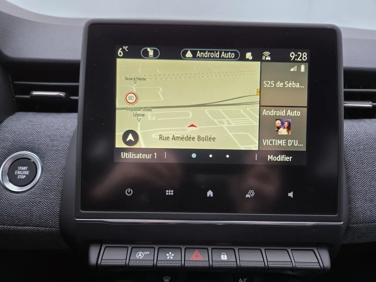Écran tactile central de la Renault Clio 2025 affichant la navigation Android Auto sur tableau de bord gris.