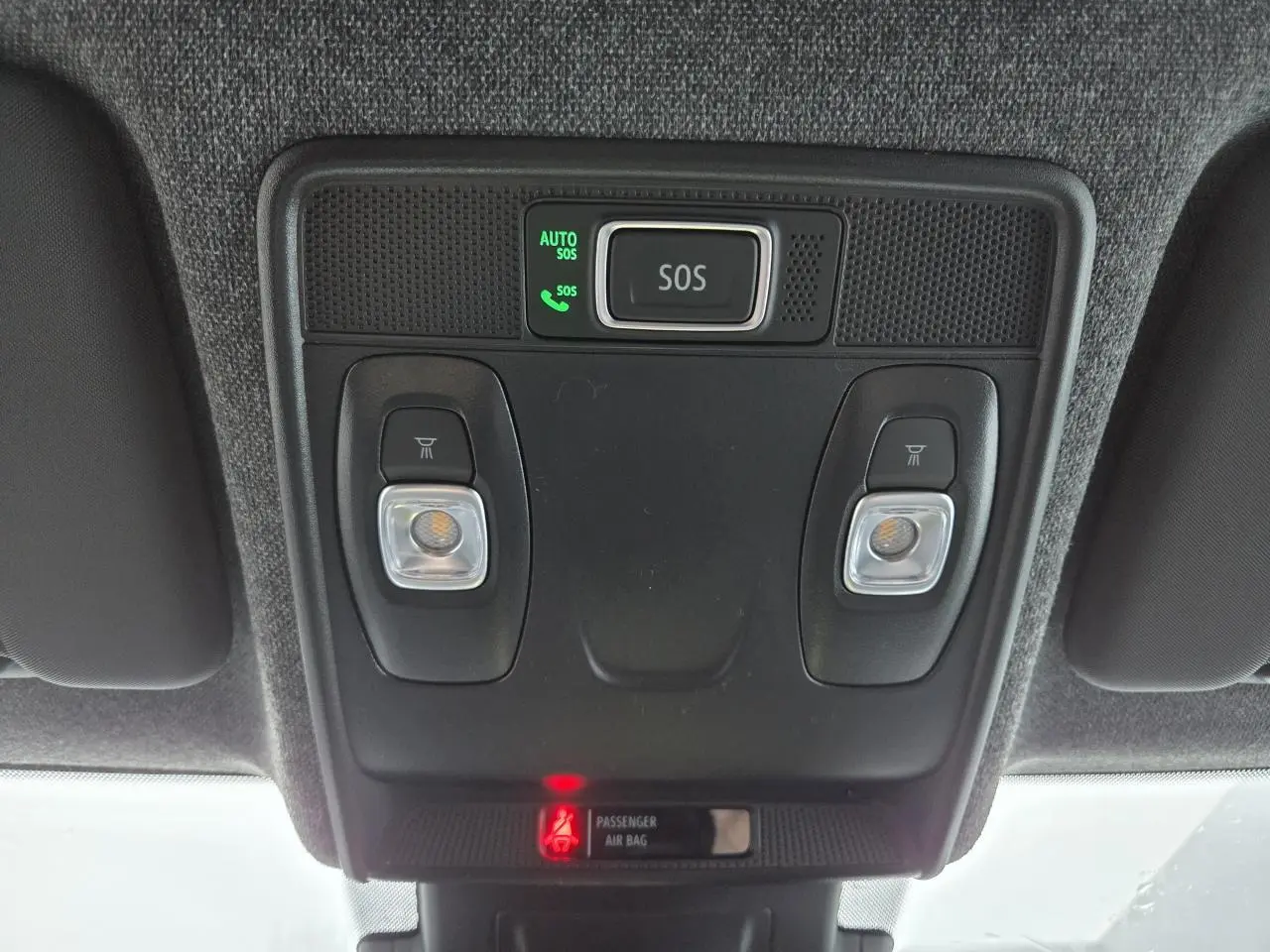 Plafonnier intérieur avec bouton SOS et éclairages de lecture dans une Renault Clio 2025 gris schiste métal.