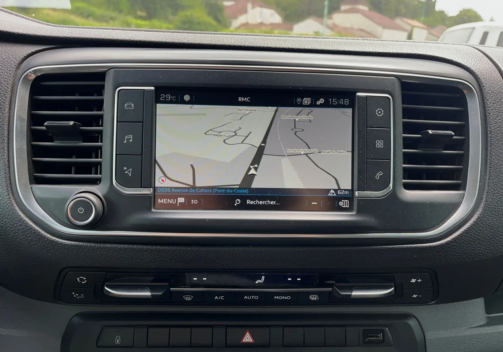 Vue rapprochée de l'écran GPS central et des commandes de climatisation du Peugeot Expert gris de 2022.