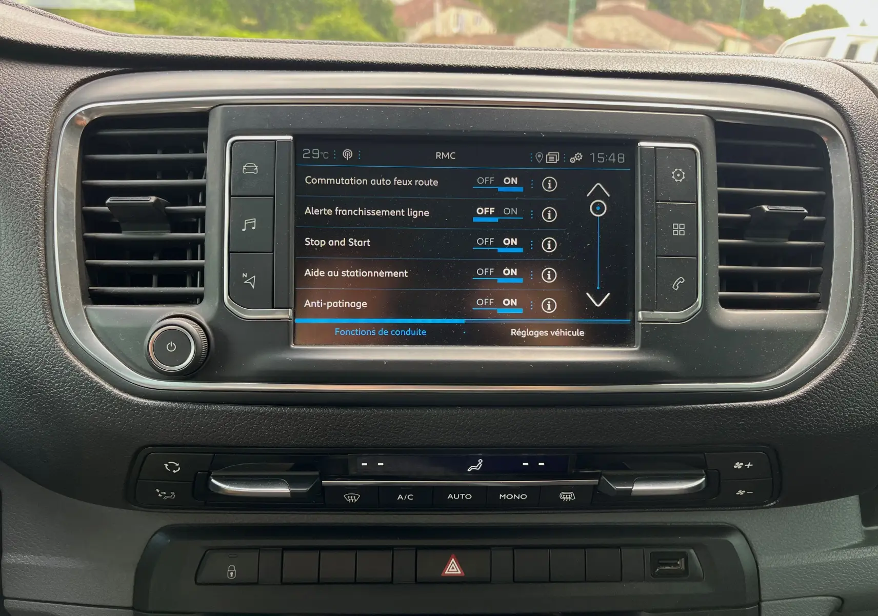 Écran tactile central du Peugeot Expert 2022 gris montrant les options d'aide à la conduite activées.