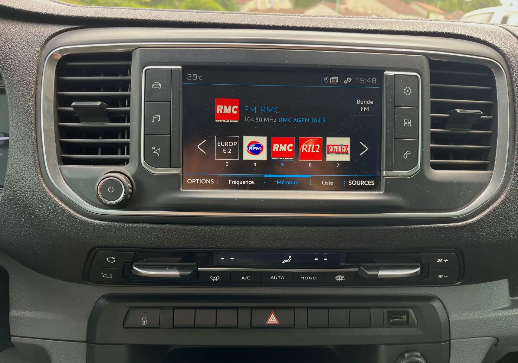 Tableau de bord du Peugeot Expert cabine approfondie 2022 en gris, vue centrale sur l'écran tactile et commandes climatisation