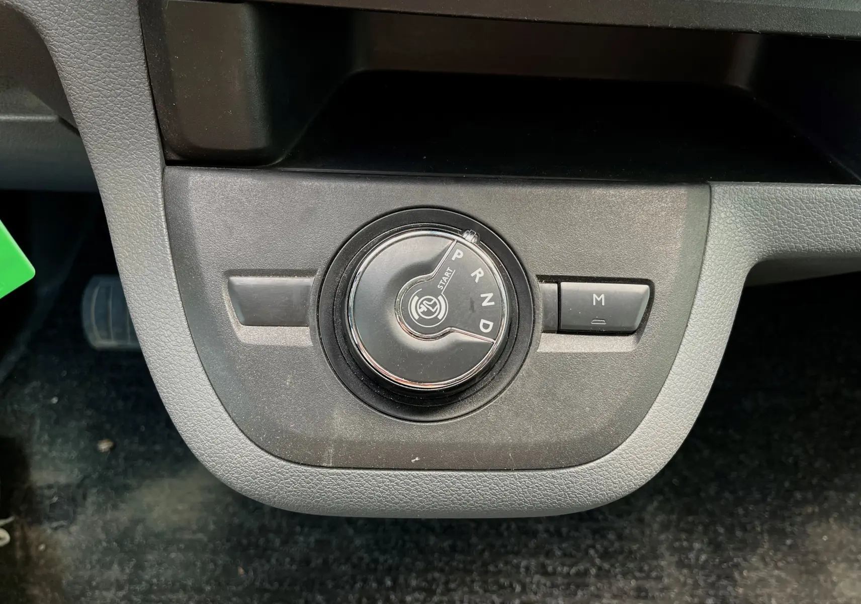 Gros plan sur la commande rotative de la boîte automatique du Peugeot Expert Cabine Approfondie gris 2022.