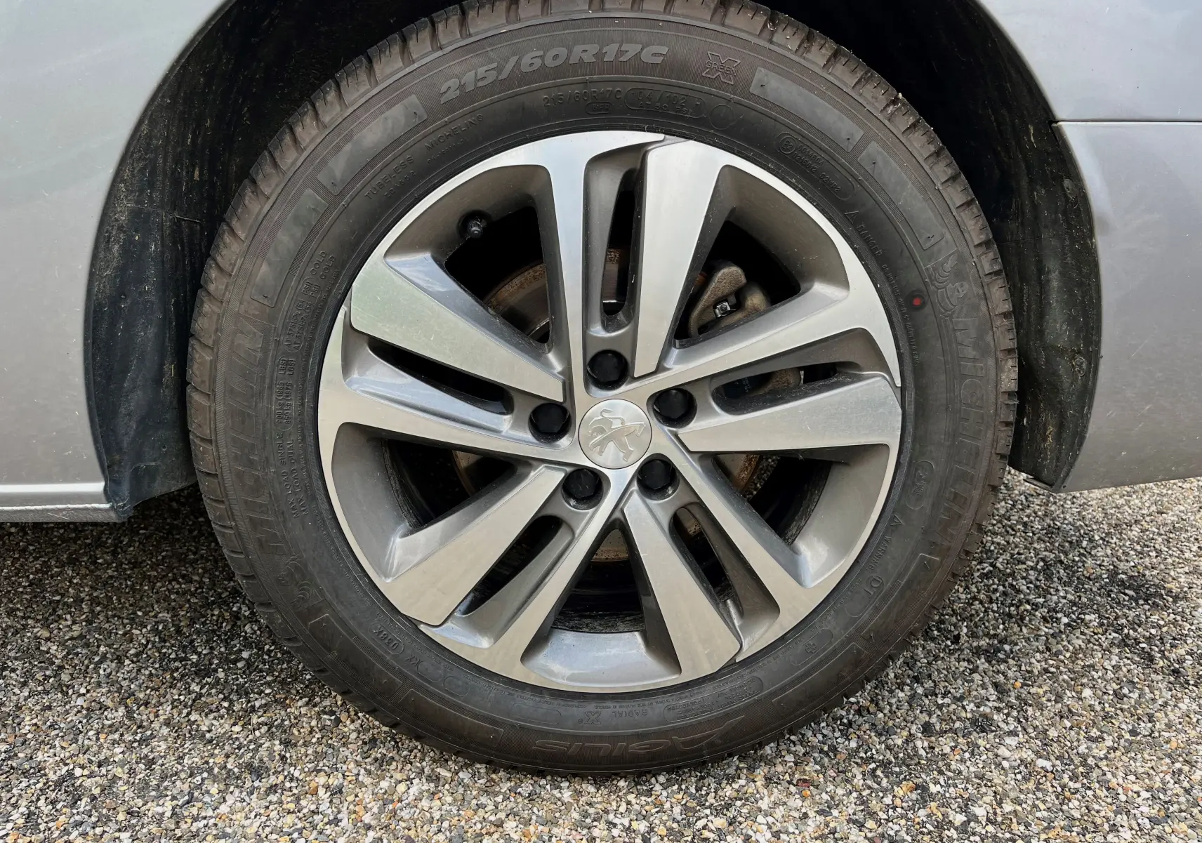 Gros plan sur la roue avant droite grise d'un Peugeot Expert Cabine Approfondie 2022 avec jante alliage distinctive.