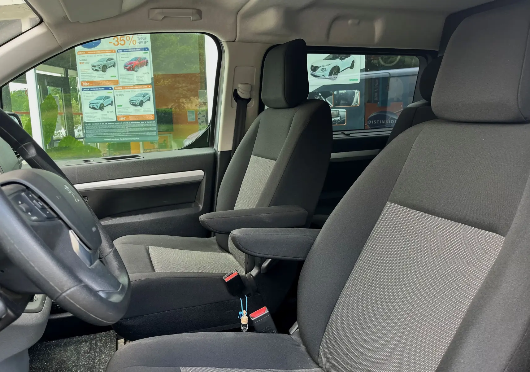 Vue intérieure côté conducteur du Peugeot Expert Cabine Approfondie gris 2022, sièges tissu avec accoudoirs.