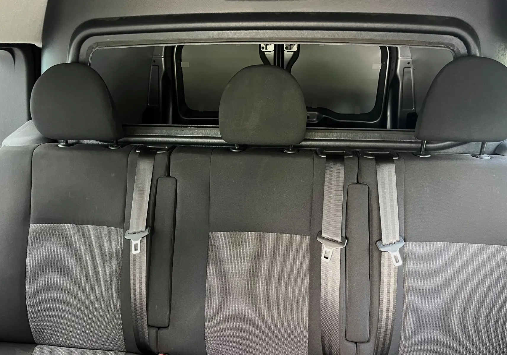 Vue intérieure sur la banquette arrière noire et grise du Peugeot Expert Cabine Approfondie gris, version Business 2022.