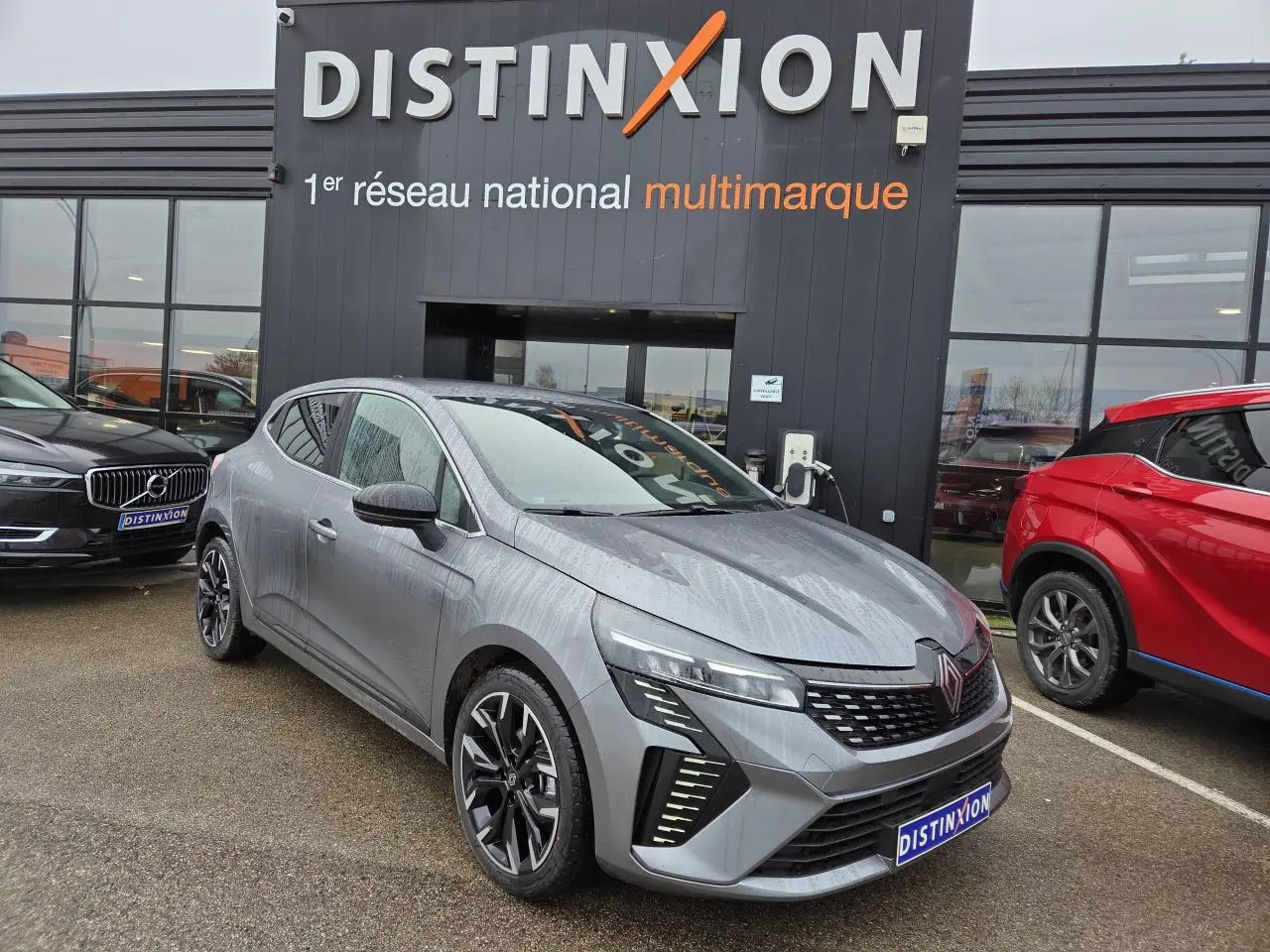 Renault Clio V gris schiste métal vue 3/4 avant droit avec jantes alliage noires et contours chromés.