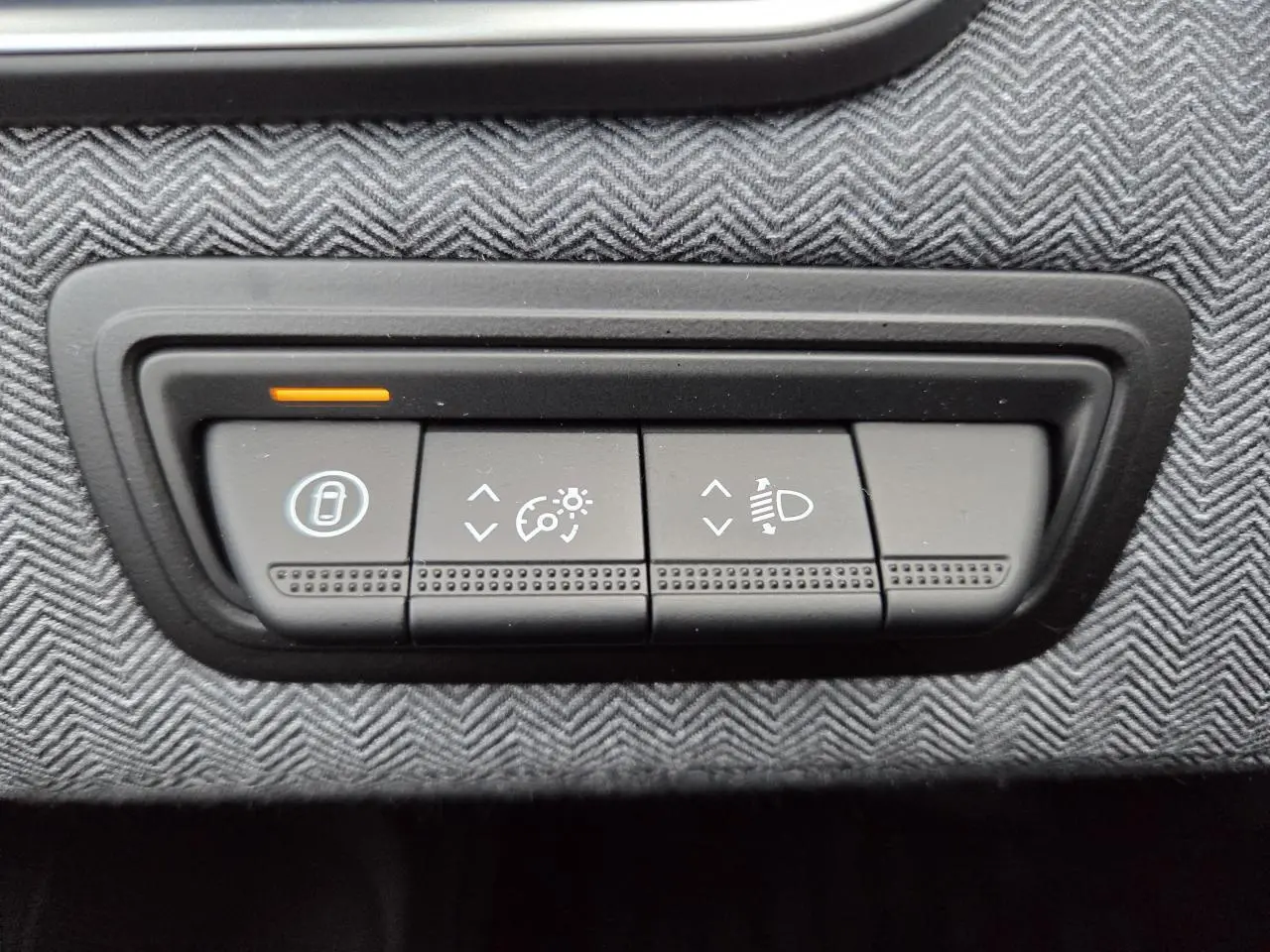 Gros plan sur les boutons de réglage d’éclairage et de vitesse sur la planche de bord grise d’une Renault Clio 2025.