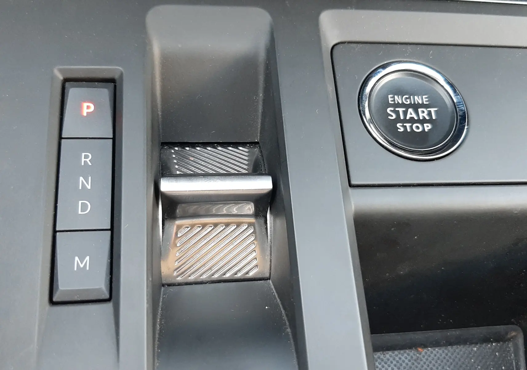Gros plan sur la console centrale du Citroën C5 Aircross Hybrid 136 e-DCS6 Max, avec molette de sélection de vitesse et bouton start/stop.