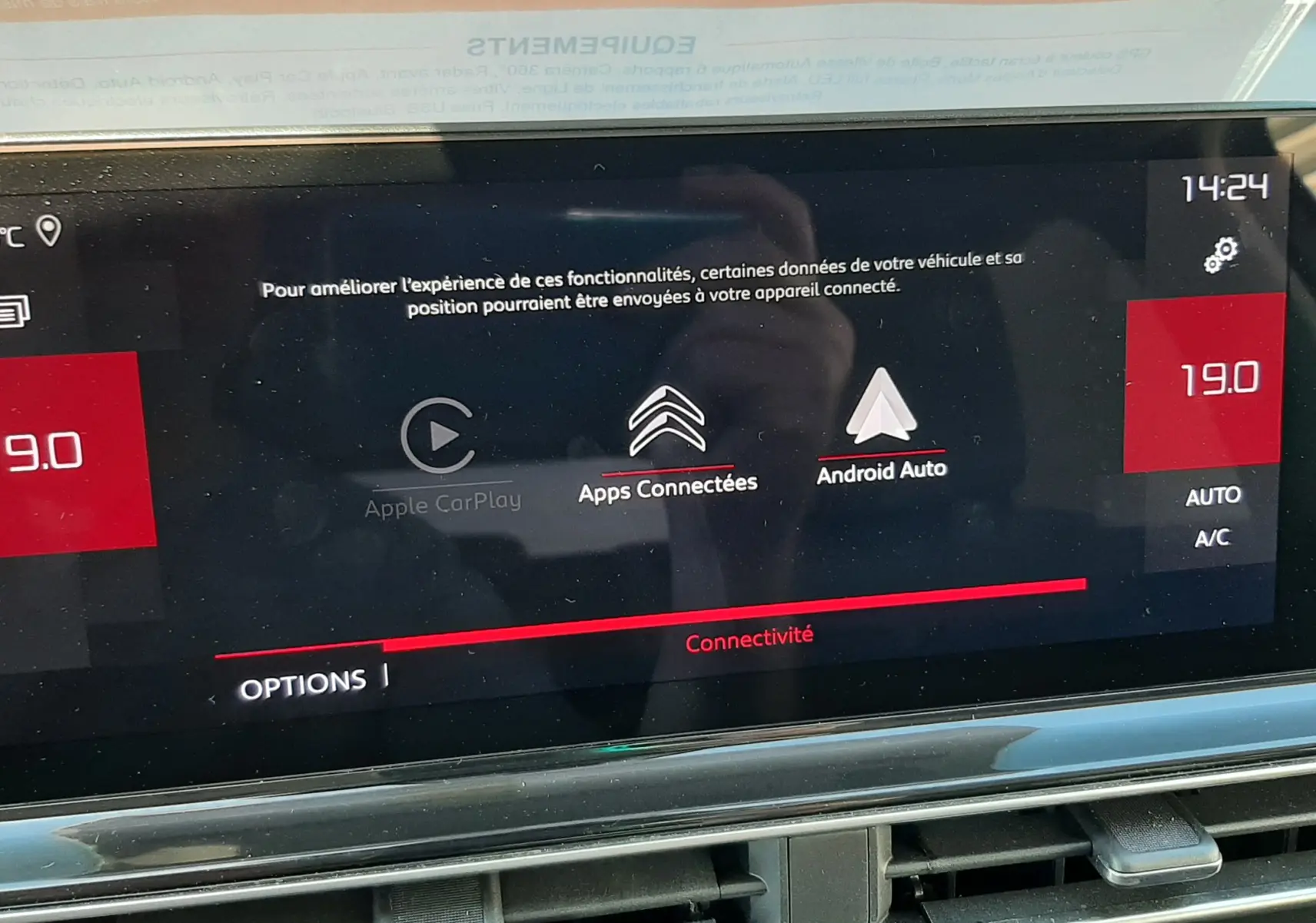 Écran tactile central du Citroën C5 Aircross Hybrid 136 e-DCS6 Max 2024 affichant les options de connectivité Apple CarPlay et Android Auto.