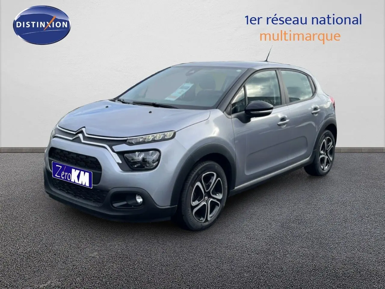 Citroën C3 gris Artense métal vue 3/4 avant droit avec phares LED et jantes alliage distinctives.
