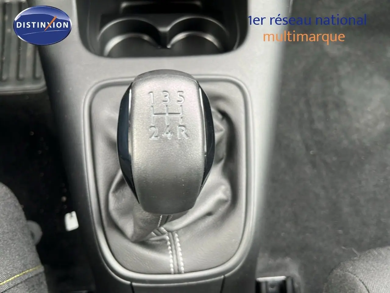 Gros plan sur le levier de vitesses manuel gris de la Citroën C3 1.2 PureTech 82ch Plus, intérieur tissu gris.