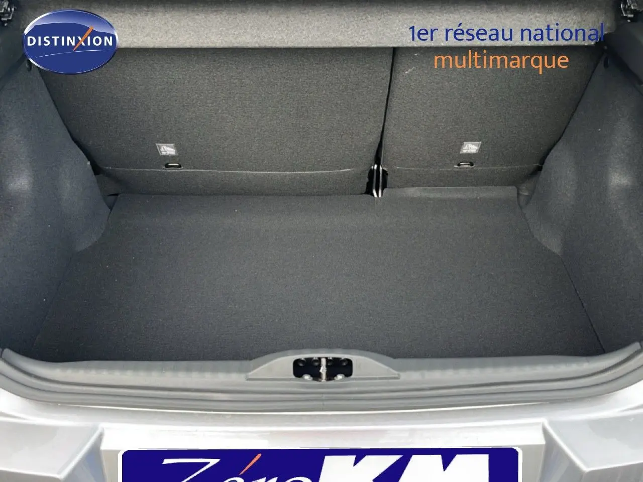 Coffre ouvert d'une Citroën C3 2024 gris Artense métal, vue arrière montrant l'espace de chargement vide.