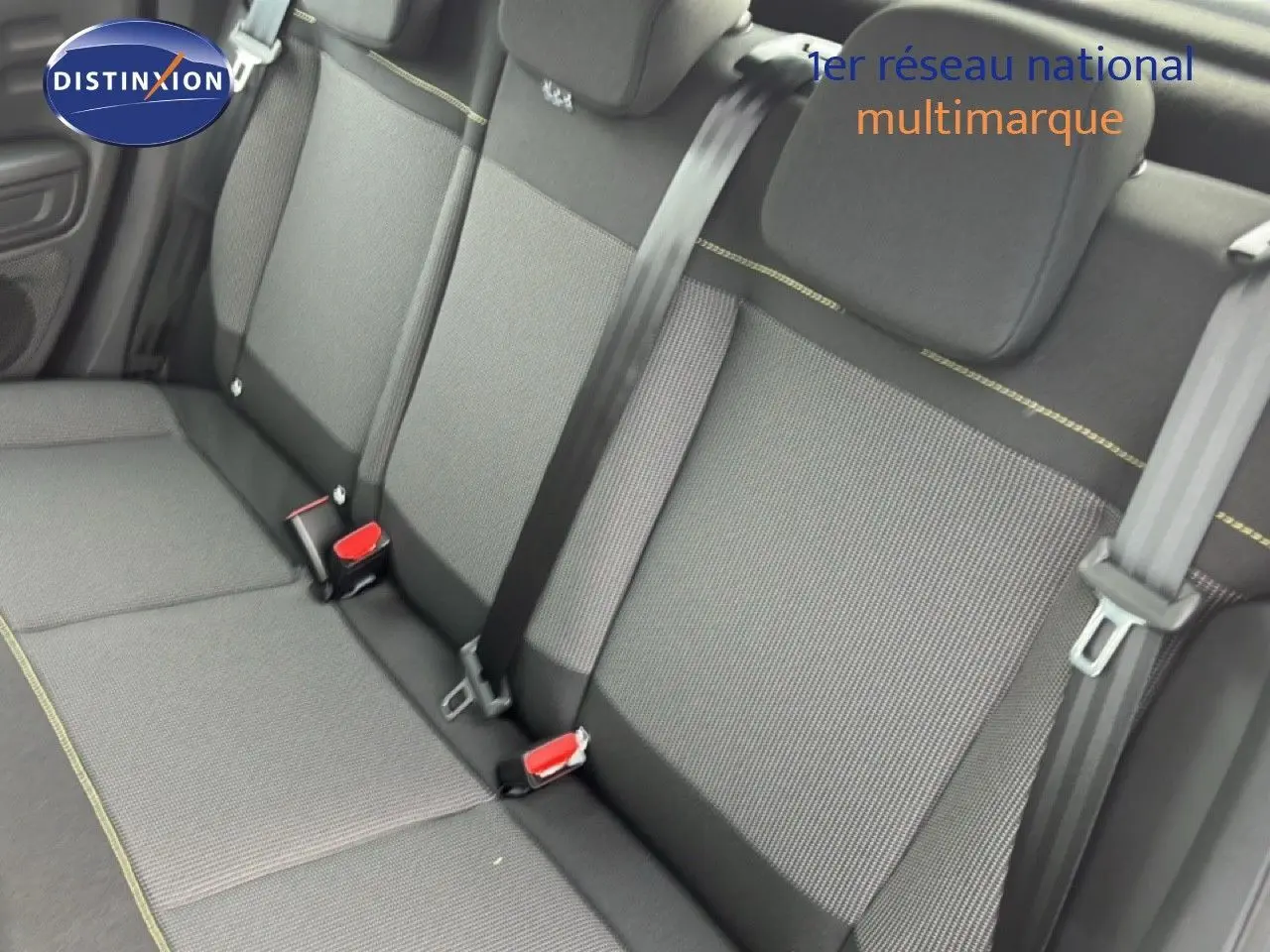 Vue intérieure sur les sièges arrière en tissu gris noir de la Citroën C3 2024, version 1.2 PureTech.