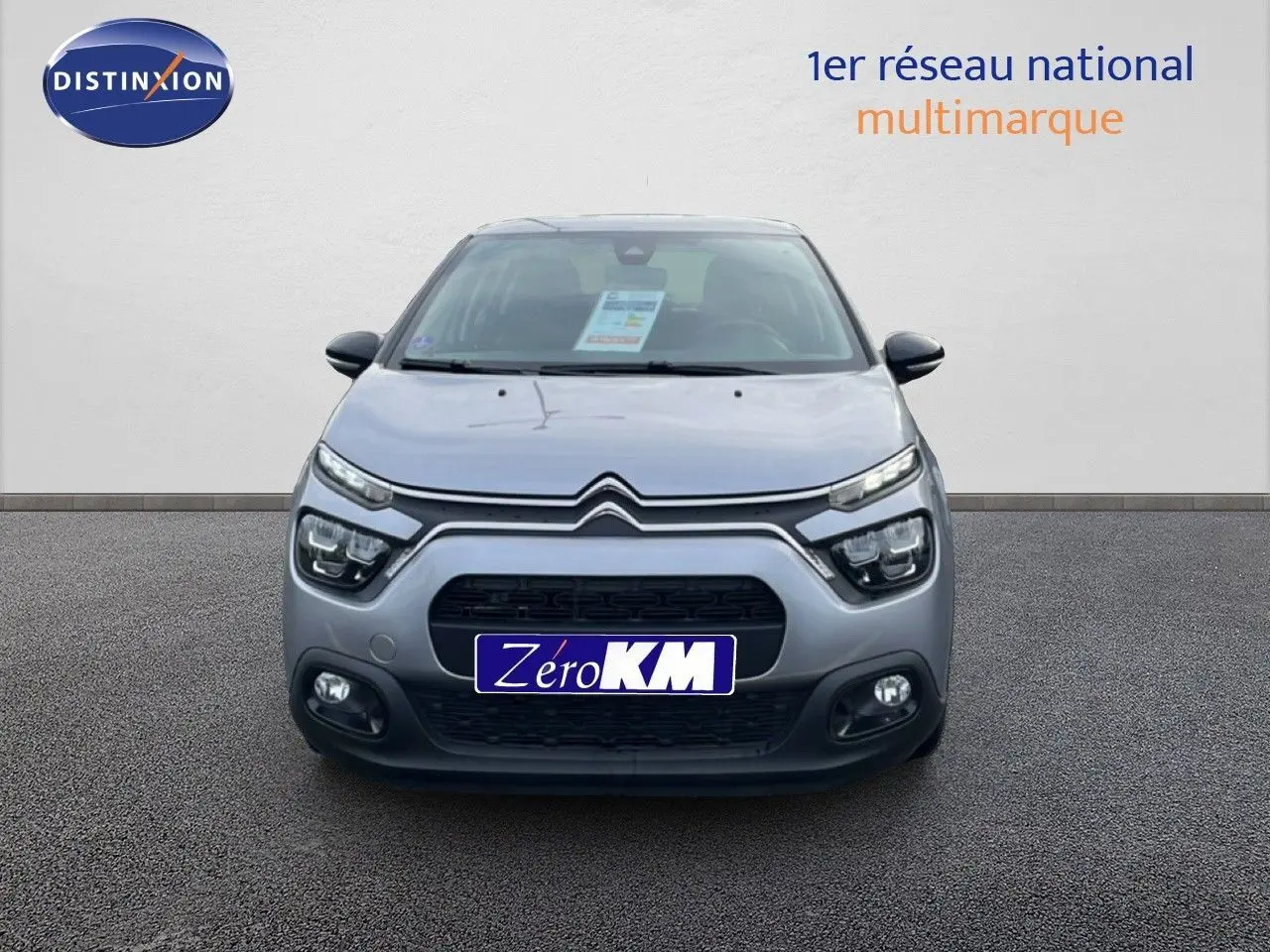 Vue frontale d'une Citroën C3 1.2 PureTech 82ch Plus gris Artense métal avec phares LED et calandre noire distinctive.