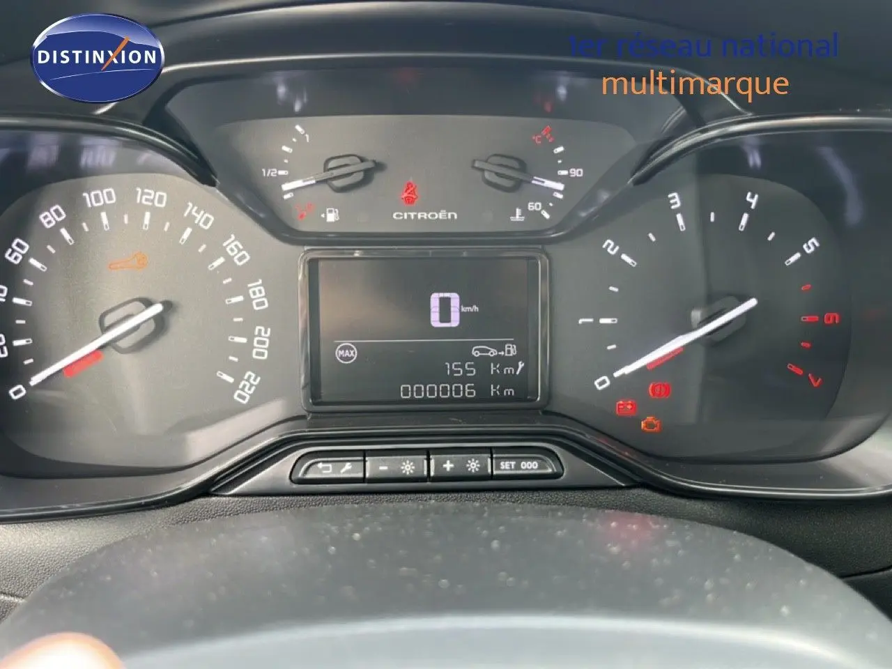 Vue rapprochée du tableau de bord de la Citroën C3 gris Artense 2024, affichant le compteur et les voyants allumés.