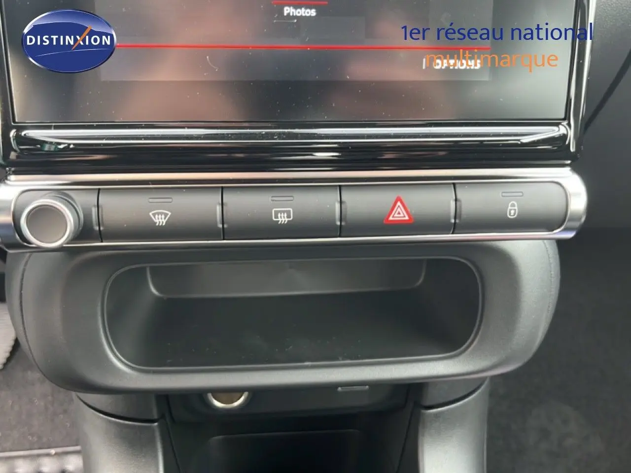 Gros plan sur la console centrale de la Citroën C3 2024, montrant les boutons de commande et l'écran tactile.