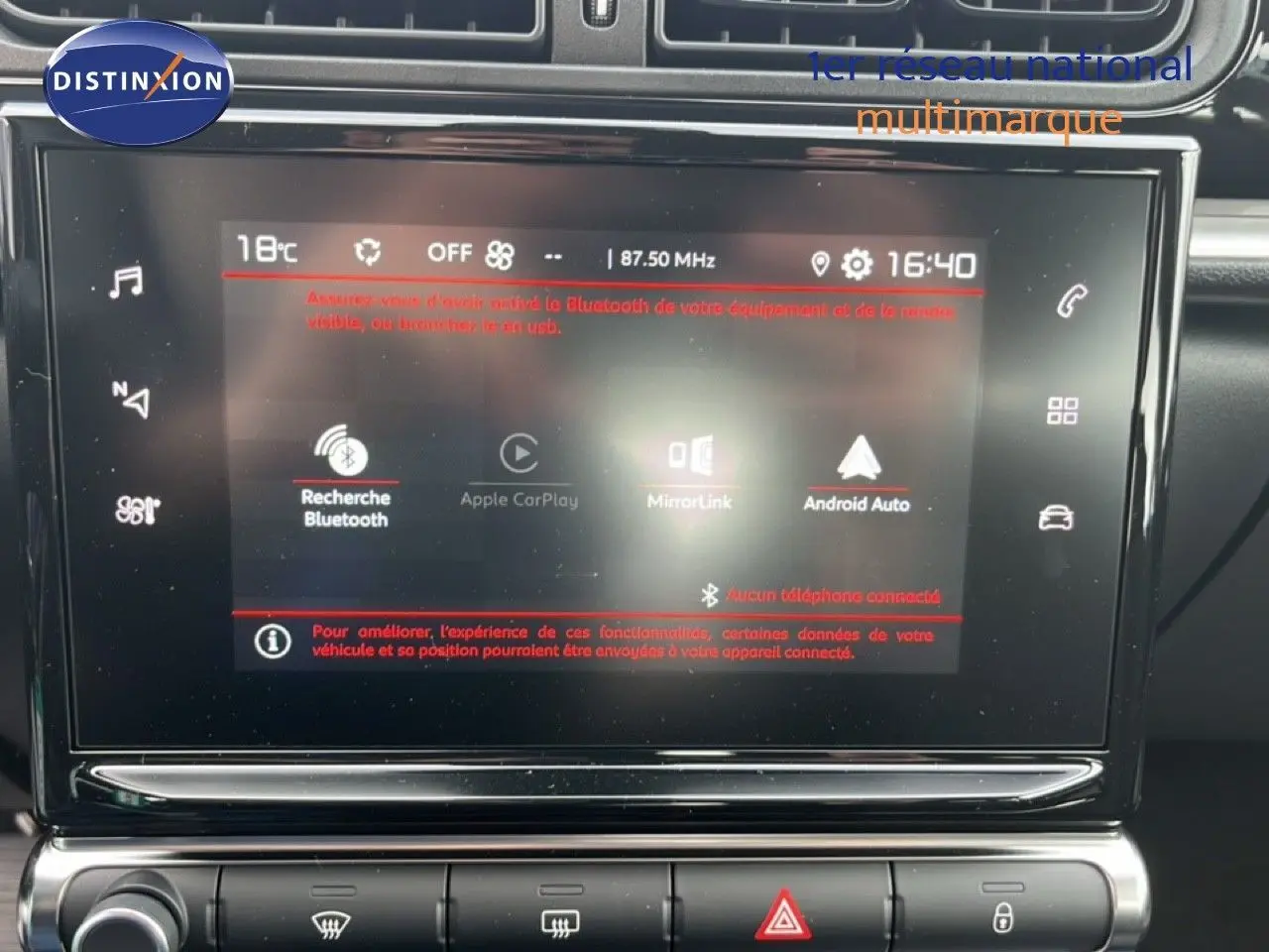Vue rapprochée de l'écran tactile central de la Citroën C3 2024 gris Artense, affichant les options Bluetooth et Android Auto.