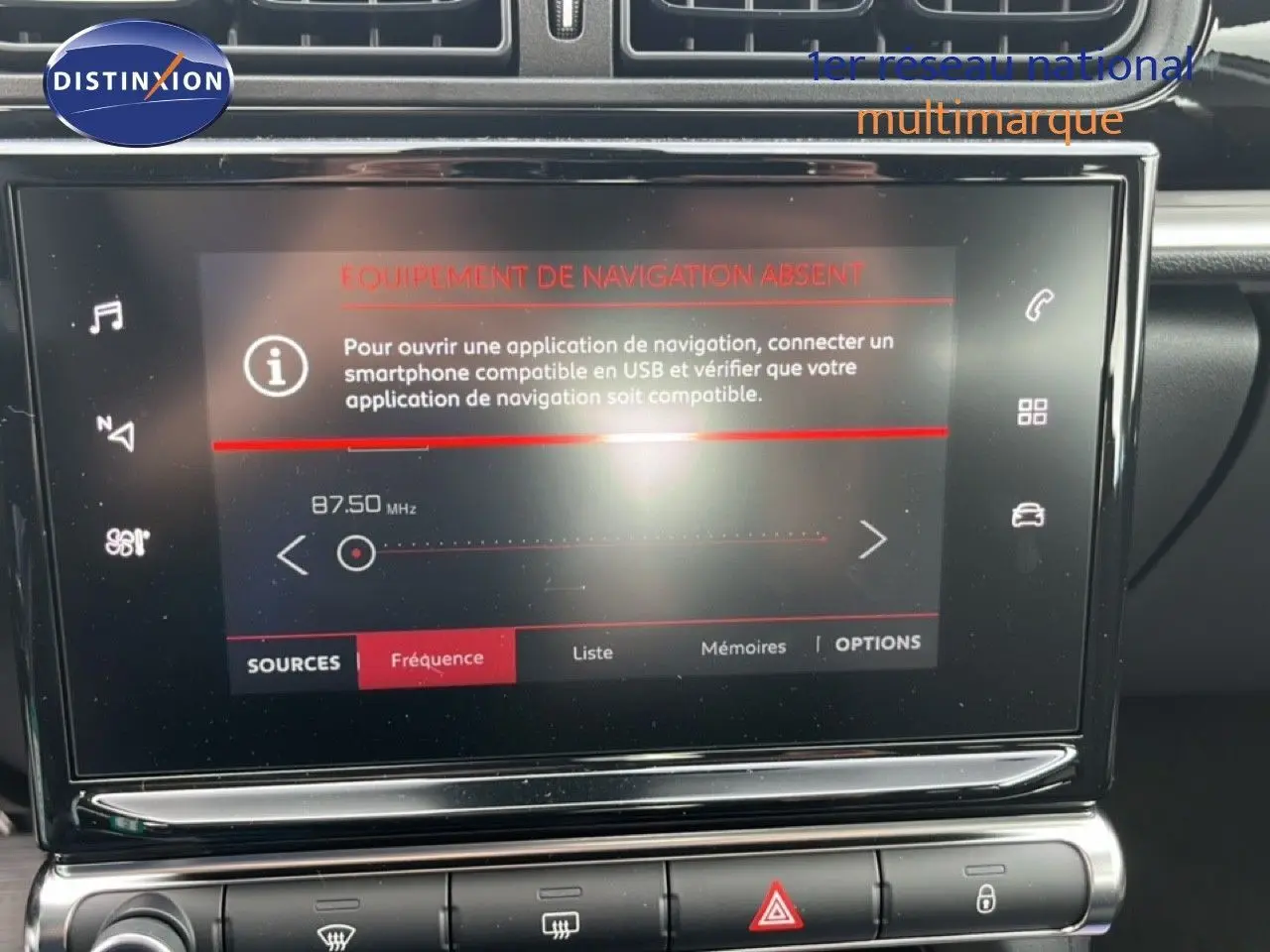 Gros plan sur l'écran tactile central de la Citroën C3 gris Artense 2024 affichant un message d'absence de navigation.