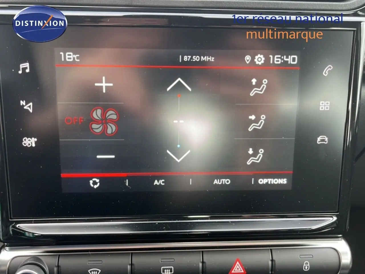 Écran tactile central de la Citroën C3 2024 gris Artense, affichant les réglages de climatisation et ventilation.