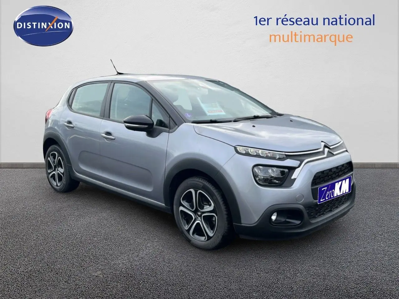 Citroën C3 1.2 PureTech 82ch Plus gris Artense métal vue 3/4 avant droit sur fond neutre.