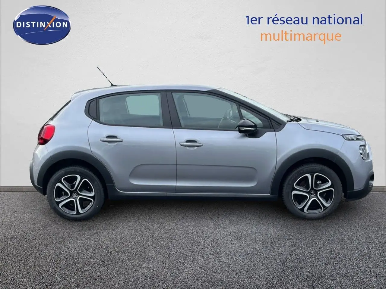 Profil droit d'une Citroën C3 2024 gris Artense métal avec jantes alliage et lignes épurées.