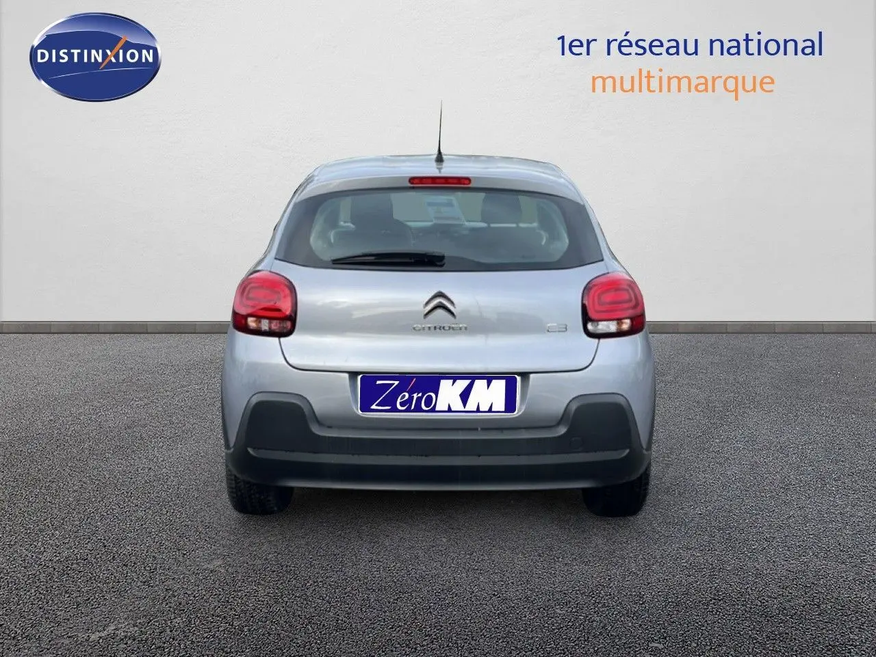 Vue arrière d'une Citroën C3 2024 gris Artense métal avec feux arrière arrondis et plaque d'immatriculation "Zéro KM" visible.