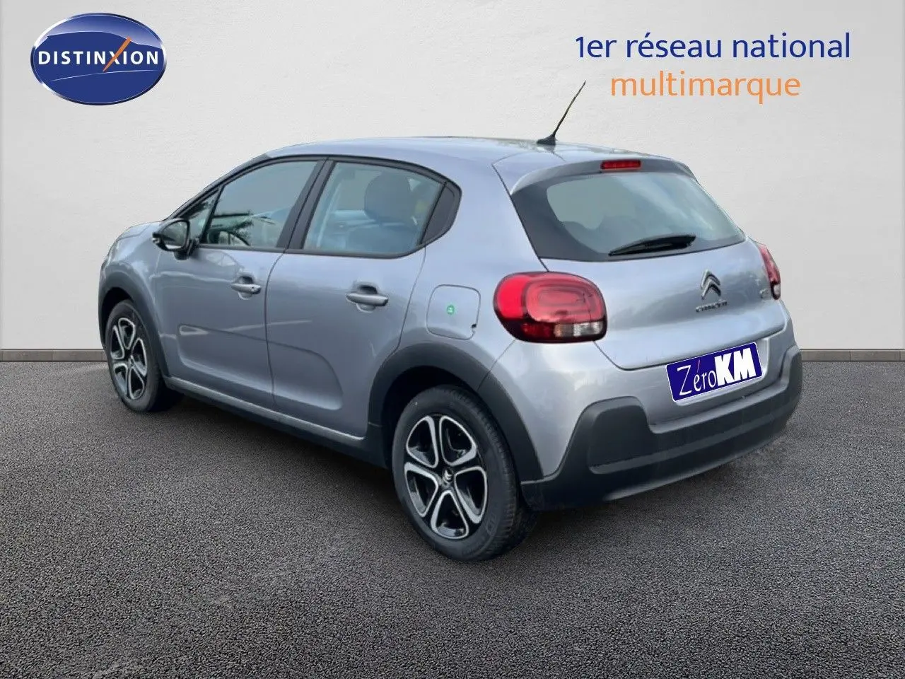 Vue 3/4 arrière droite d'une Citroën C3 gris Artense métal 2024 avec jantes alliage et feux arrière LED.