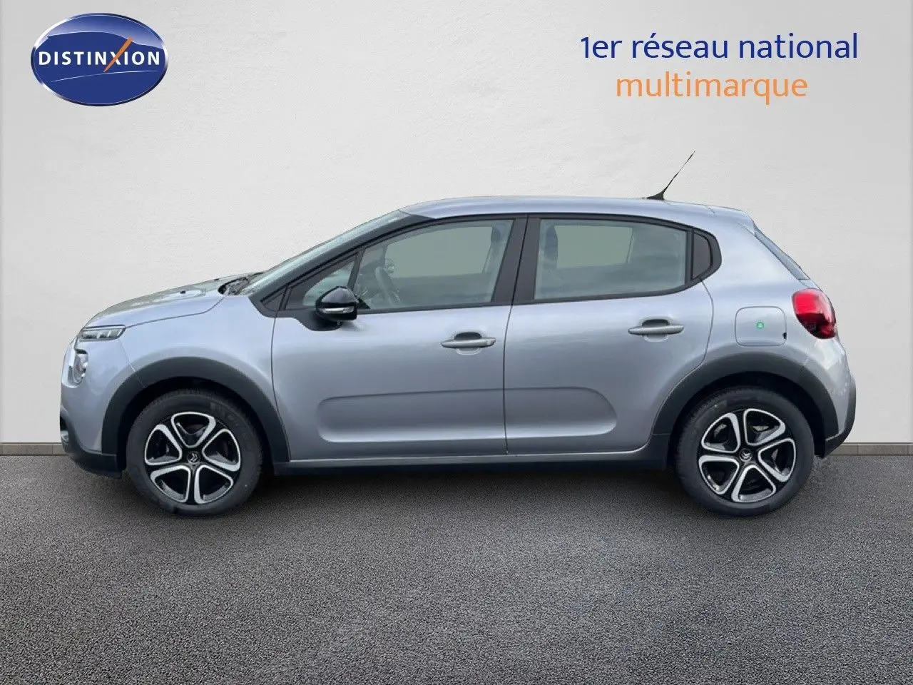 Profil droit d'une Citroën C3 2024 gris Artense métal, compacte avec jantes alliage et lignes arrondies.