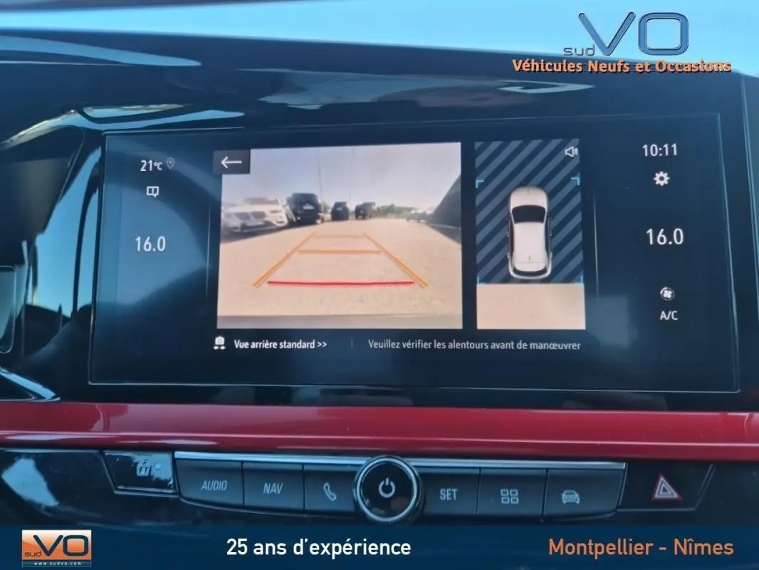 Écran tactile affichant la caméra de recul et l'aide au stationnement du tableau de bord d'un Opel Mokka gris clair.