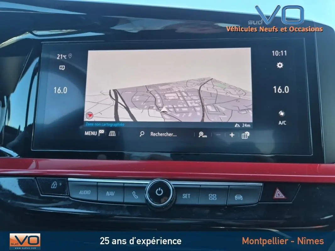 Écran tactile du système de navigation de l’Opel Mokka gris clair, avec commandes audio et climatisation visibles.