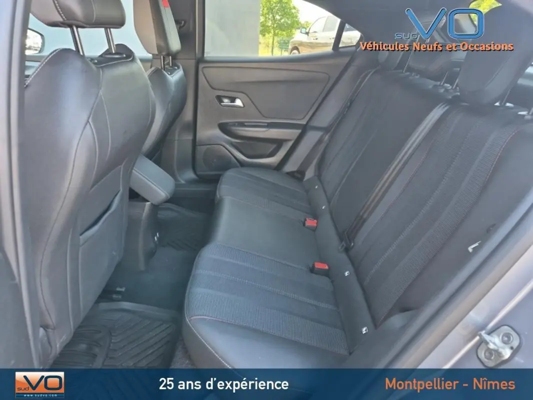 Vue intérieure arrière côté droit de l'Opel Mokka gris clair, montrant les sièges arrière en tissu et cuir avec appuis-tête.