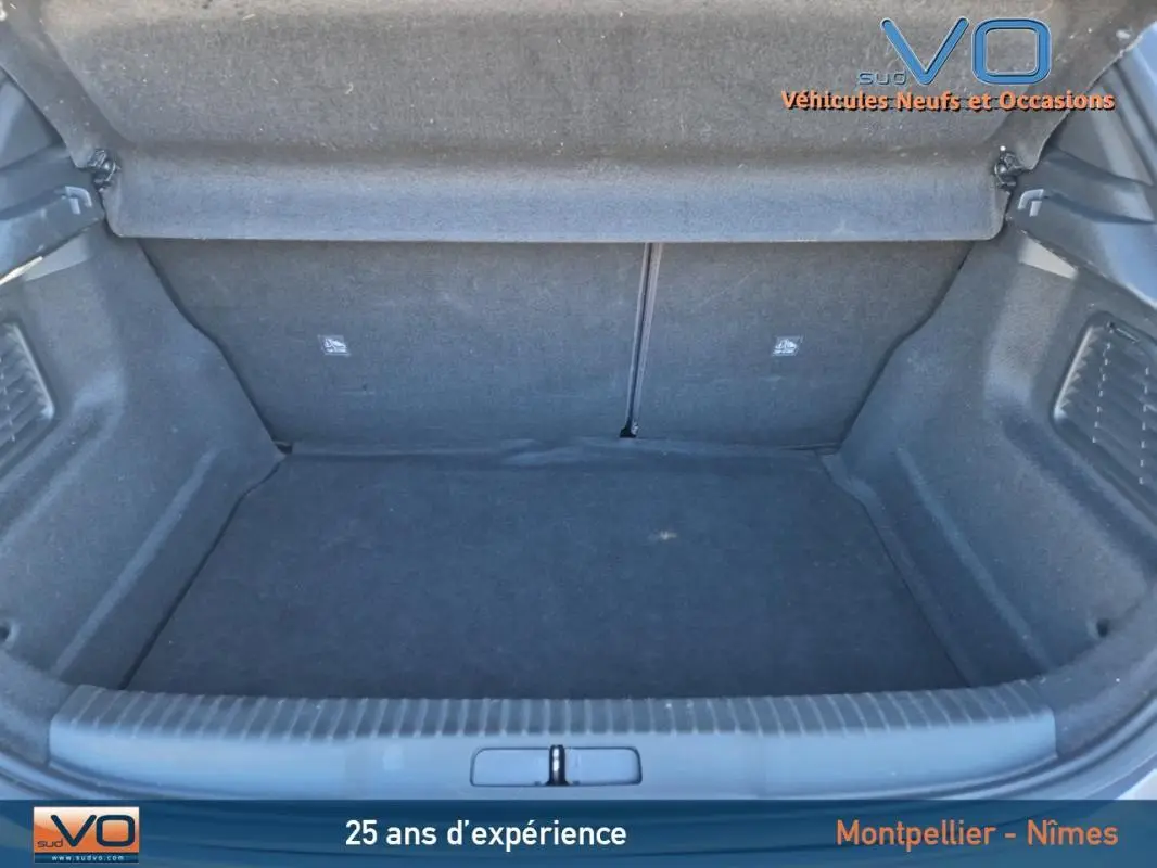 Coffre ouvert de l'Opel Mokka gris clair 2022, montrant un espace de chargement propre et spacieux.