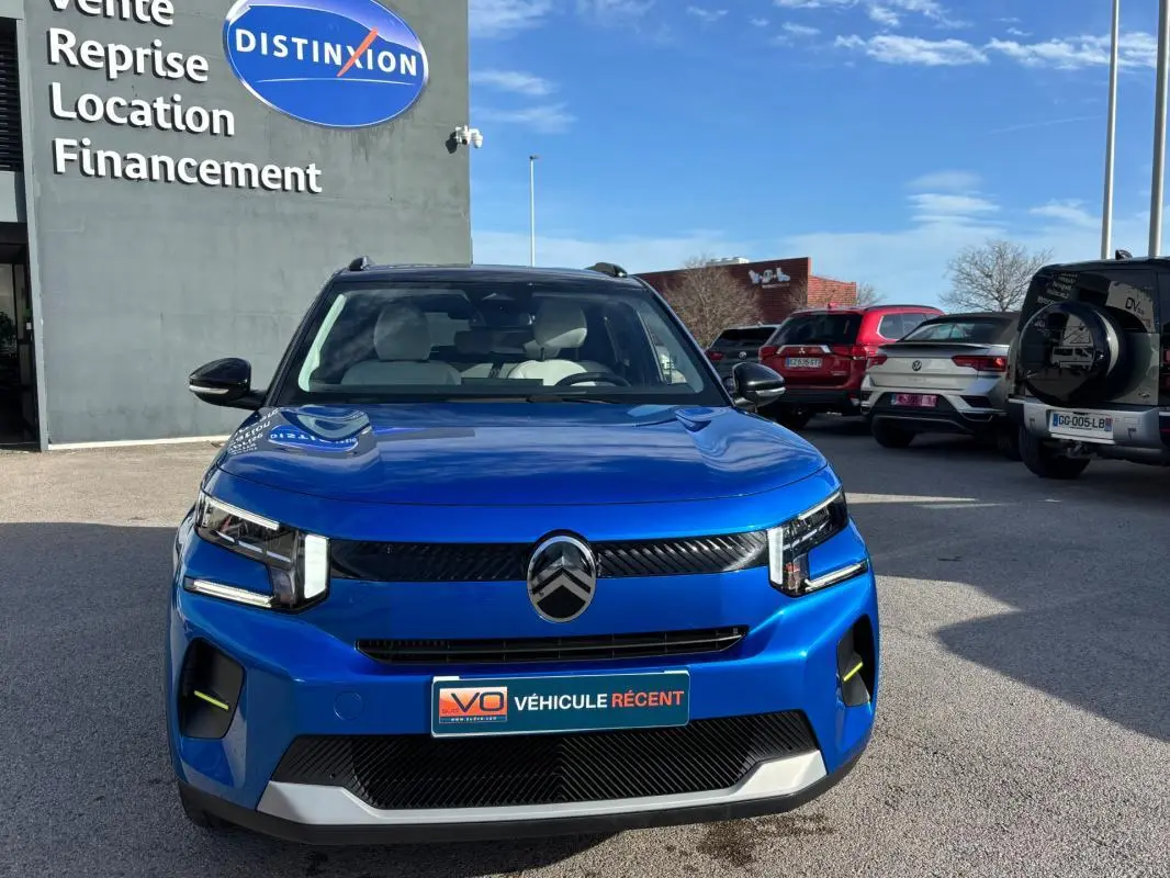 Vue avant d'une Citroën C3 Turbo 100 ch bleu 2025 avec barres de toit et jantes alliage 17 pouces.