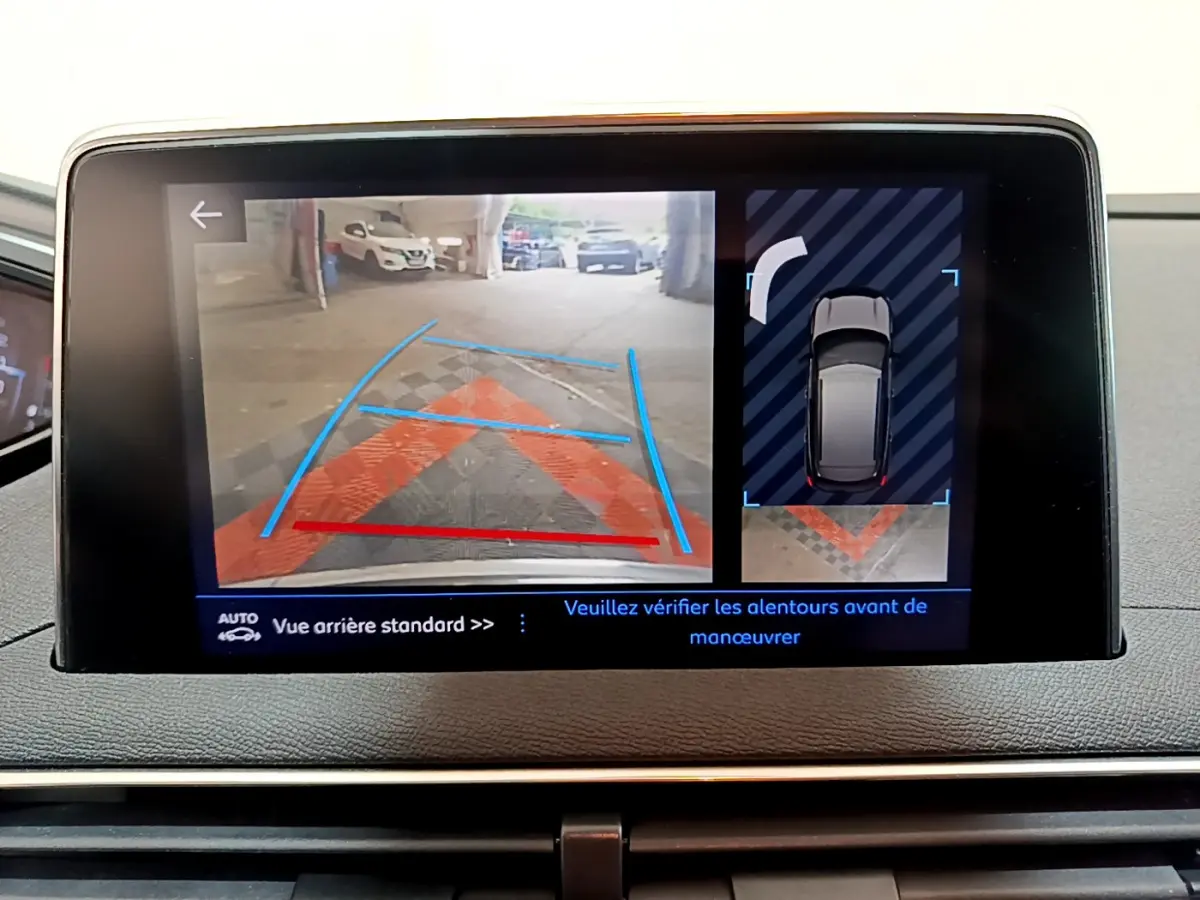 Écran tactile du Peugeot 3008 gris foncé montrant la caméra de recul avec guidage et vue 360° du véhicule.