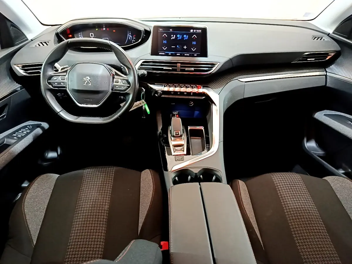 Intérieur Peugeot 3008 2020 vu de face, tableau de bord moderne avec écran tactile et volant cuir multifonctions.
